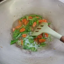 Masukkan batang sawi, aduk rata. Masak sebentar.