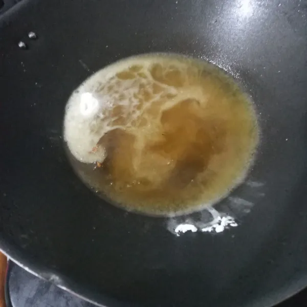 Panaskan minyak goreng, setelah minyak panas. Beri 1/2 sdt tepung beras.