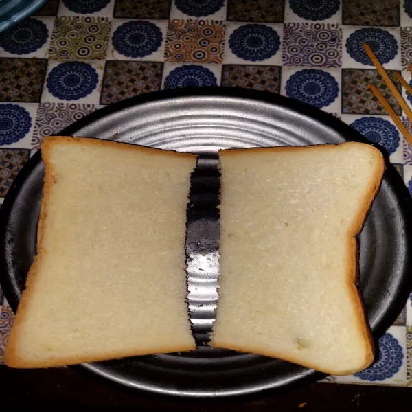Belah dua roti tawar.
