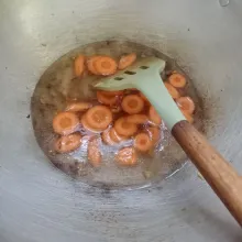 Masukkan wortel, aduk rata. Tuang air, masak sampai wortel setengah matang.