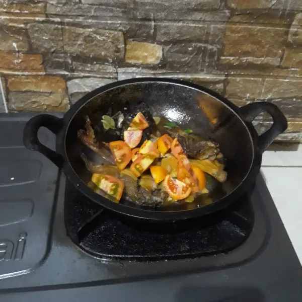 Terakhir masukkan tomat dan aduk rata. Masak hingga bumbu meresap dan kuah menyusut, kemudian angkat dan sajikan.