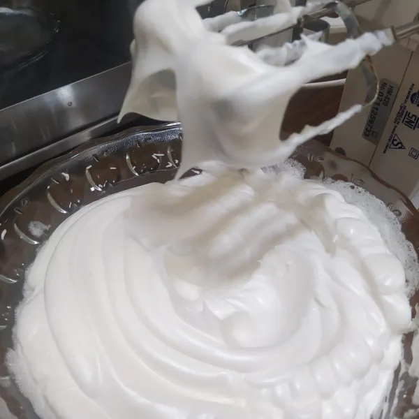 Kocok adonan putih telur (meringue) hingga kental berjejak.