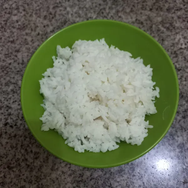 Siapkan nasi putih.