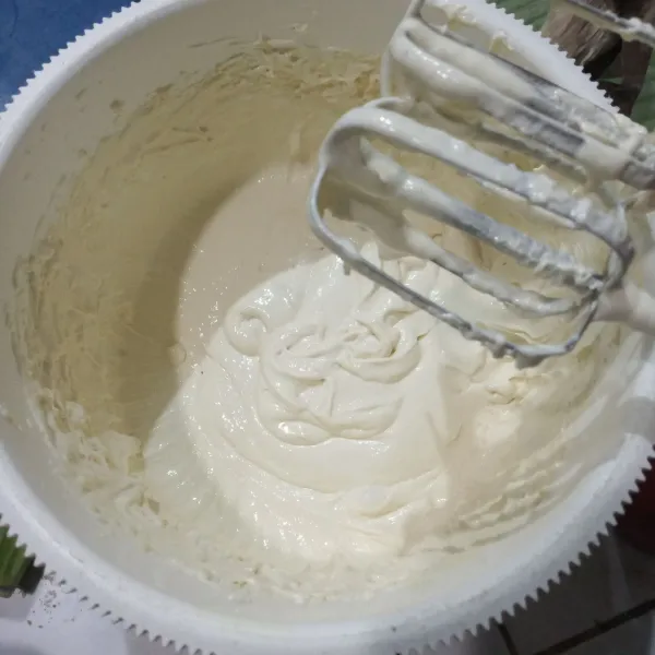 Kocok dengan kecepatan tinggi selama 5 menit hingga putih kental.