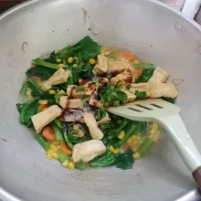 Masukkan tahu goreng dan irisan daun bawang. Bumbui dengan garam, kaldu bubuk, lada bubuk dan saos tiram.