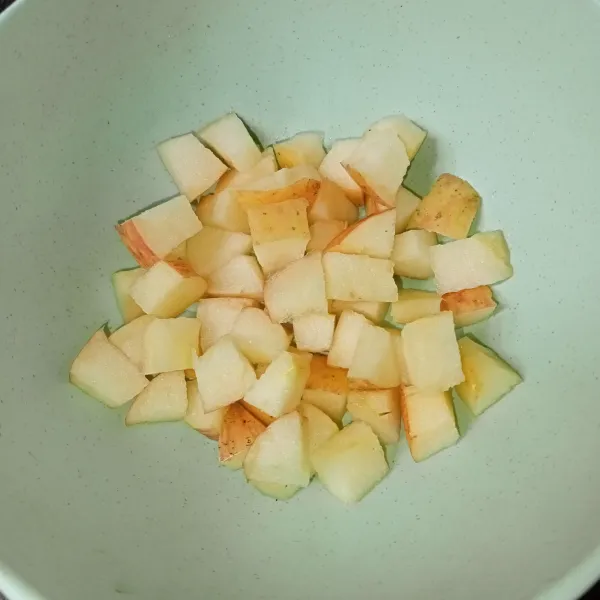 Potong-potong apel bentuk kotak kecil.