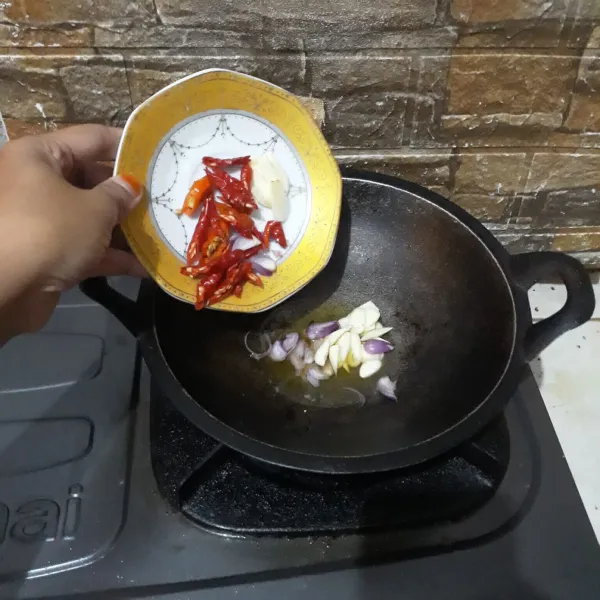 Tumis bawang merah, bawang putih, dan cabai sampai harum.