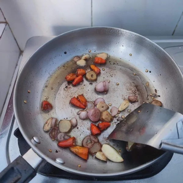 Goreng bahan sambal kencur (kecuali garam) hingga layu.