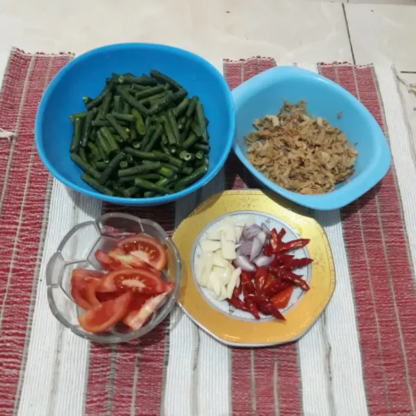 Iris-iris bawang merah, bawang putih, cabai, dan tomat.