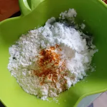 Campur tepung terigu, tepung maizena, kunyit bubuk, dan sedikit garam.