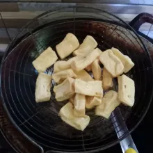 Goreng tahu sampai matang. Angkat dan tiriskan.