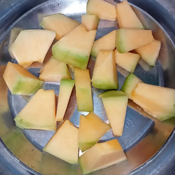 Potong melon kecil-kecil.