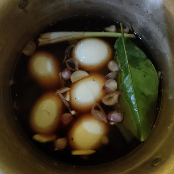 Masukkan telur, aduk rata. Masak menggunakan api sedang.