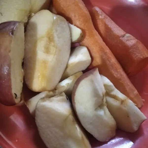 Kupas wortel dan apel, kemudian cuci bersih dan potong-potong.
