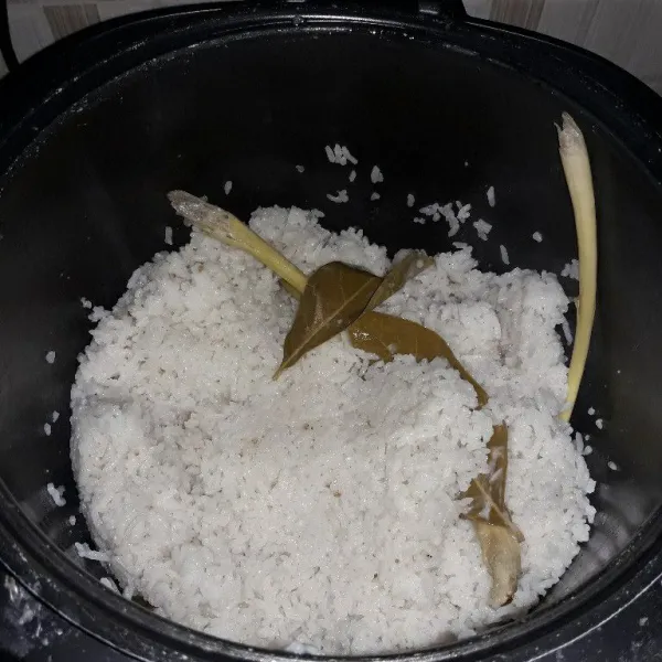 Masak nasi di rice cooker sampai matang. Aduk rata, kemudian tutup kembali selama 15 menit. Angkat nasi.