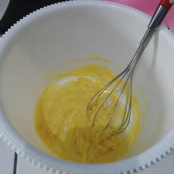 Campur margarin dengan susu kental manis dalam wadah, aduk hingga tercampur rata.