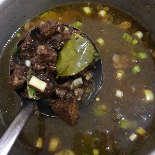 Panaskan kembali air sisa rebusan daging. 
Masukkan tumisan daging beserta bumbu ke dalam air kaldu. 
Aduk rata.