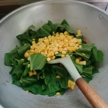 Masukkan jagung dan daun sawi. Aduk rata. Masak sampai layu.