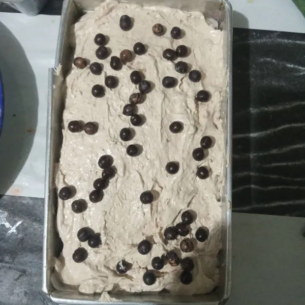 Tuang dalam loyang yang sudah diolesi margarin dan dialasi baking paper. Tambahkan chocochips diatasnya.