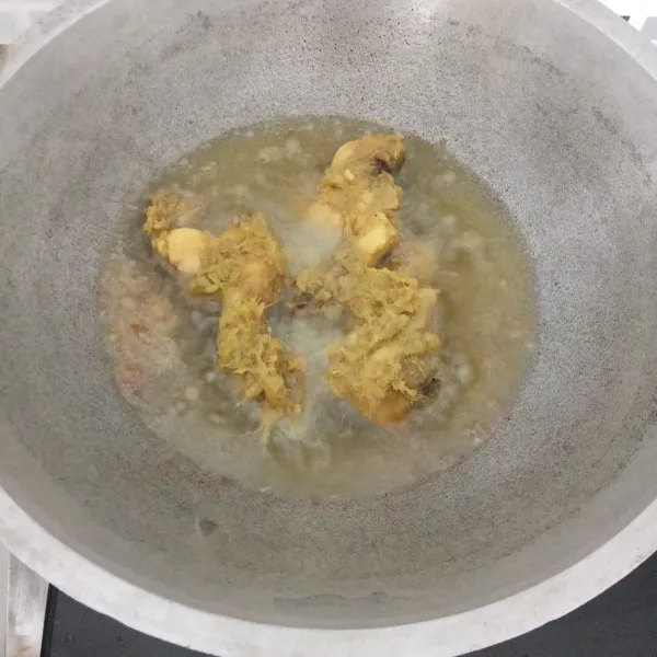 Goreng ayam beserta parutan lengkuas hingga garing. 
Sajikan.