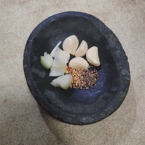Siapkan bumbu bawang putih, bawang bombay, lada dan ketumbar.
Lalu ulek hingga halus.