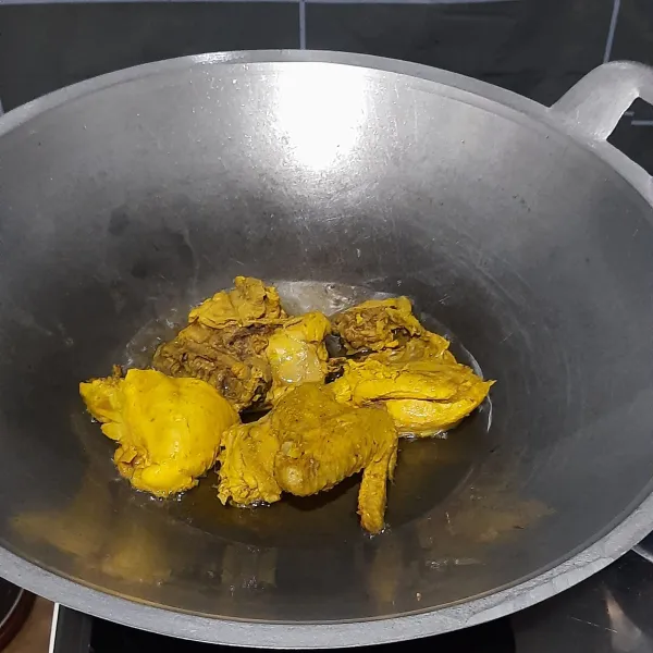 Kemudian goreng ayam hingga matang.