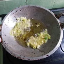 Ambil 1 sendok demi 1 sendok, kemudian goreng hingga matang.
