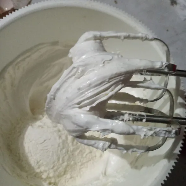 Masukkan tepung terigu, vanili bubuk dan baking powder. Mixer dengan kecepatan rendah asal rata.