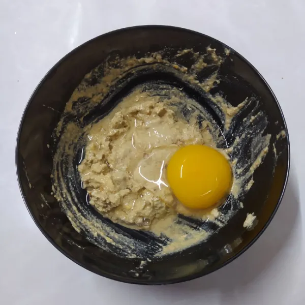 Campur telur kepiting dengan telur ayam. Aduk sampai rata, sisihkan.