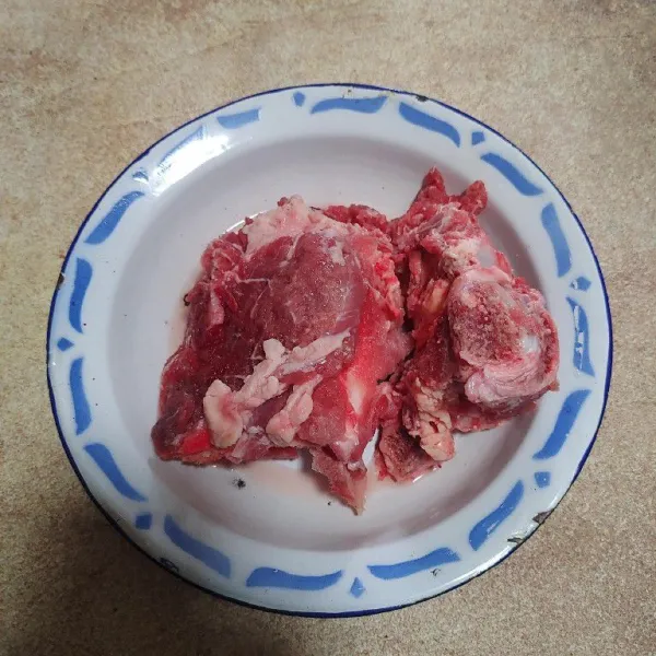 Bersihkan tulang sapi lalu rebus hingga mendidih dan keluar kaldunya.
