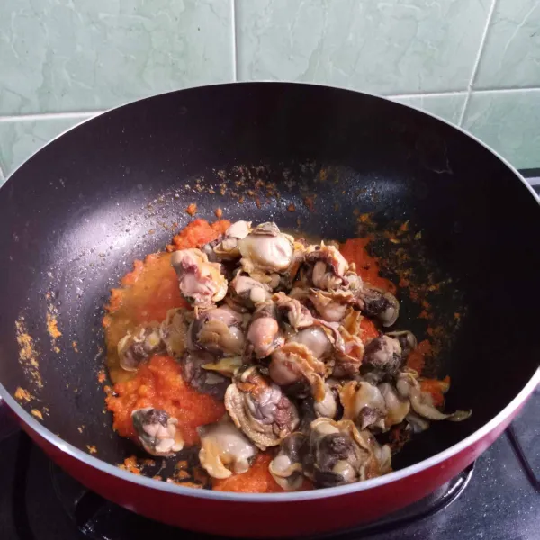 Masukkan kerang, garam, gula, kecap dan air. Masak hingga matang.