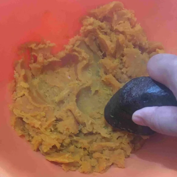 Haluskan ubi yang sudah di kukus dengan menggunakan ulekan.