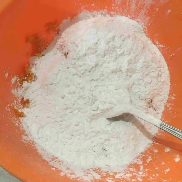 Kemudian campurkan dengan tepung tapioka, garam, dan air secukupnya, lalu aduk hingga tercampur merata dan bisa di bentuk.