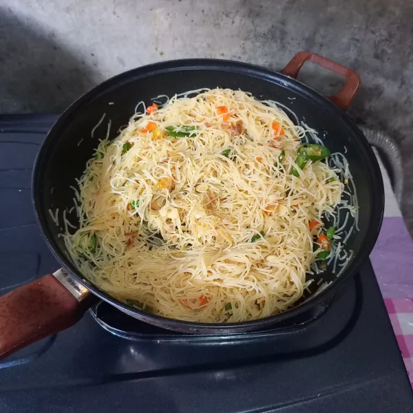 Masukkan bihun, air, garam, gula, penyedap, dan kecap manis. Aduk dan koreksi rasa.