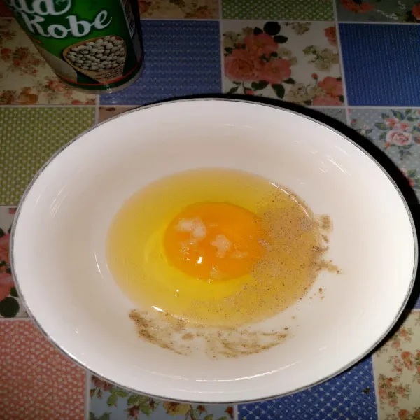 Dalam wadah terpisah, campur telur dengan garam dan lada bubuk. Kocok lepas.