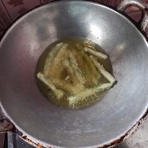 Celupkan buncis ke dalam adonan basah kemudian goreng hingga matang.