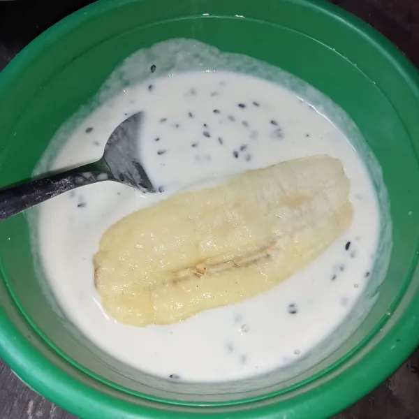 Celupkan pisang ke dalam adonan.