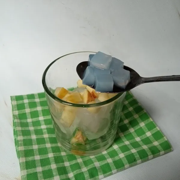 Masukkan apel dan nata de coco.