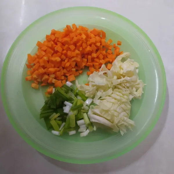 Siapkan bahan sayuran untuk campuran nasi goreng.