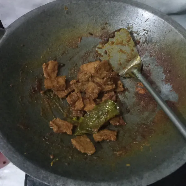 Ungkep dengan api kecil hingga air asat. Tes rasa.