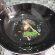 Tumis lengkuas, serai, daun jeruk hingga wangi.