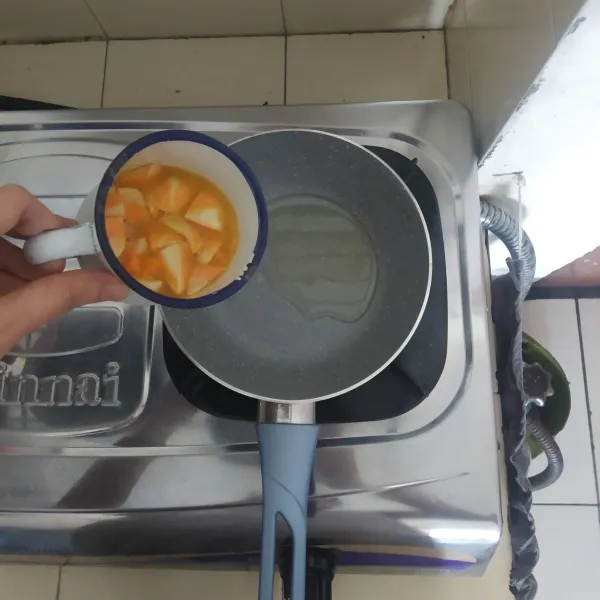 Tuang telur cheese dumpling.