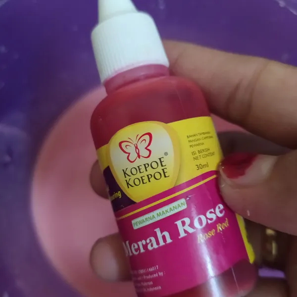 Adonan satunya beri pewarna makanan merah.