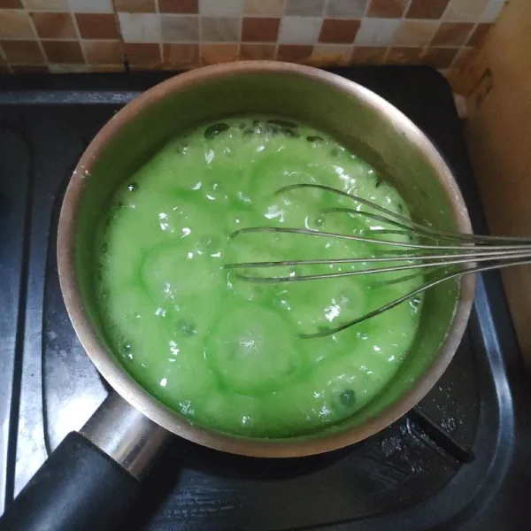 Lanjut membuat lapisan hijau : masukkan tepung hunkwe, gula, agar-agar, garam, dan air, aduk rata. Lalu masak hingga mendidih, jangan lupa untuk selalu mengaduk agar tidak ada yang menggumpal.