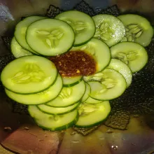 Masukkan timun dalam wadah mangkuk, tuang semua bahan saus. Aduk rata.