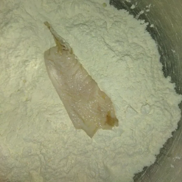 Siapkan tepung terigu yang sudah diberi garam dan kaldu bubuk, aduk rata, lalu masukkan kulit ayam satu persatu, lebarkan kulit ayamnya, lalu lapisi dengan tepung.