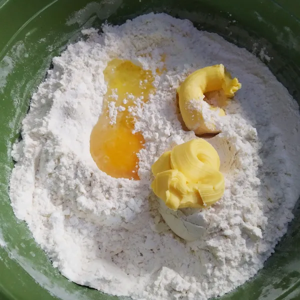 Campur dalam wadah tepung terigu, tapioka, gula, telur, dan margarinnya, aduk rata.