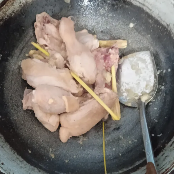 Tambahkan ayam aduk rata.