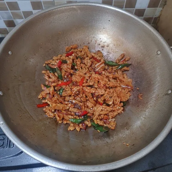 Terakhir masukan tempe, aduk hingga bumbu meyerap dan sedikit asat tapi tidak kering. Lalu angkat dan siap dihidangkan.