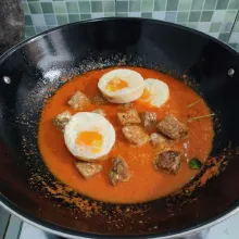 Kemudian tambahkan air, lalu masukkan telur ceplok dan tempe goreng, aduk rata.